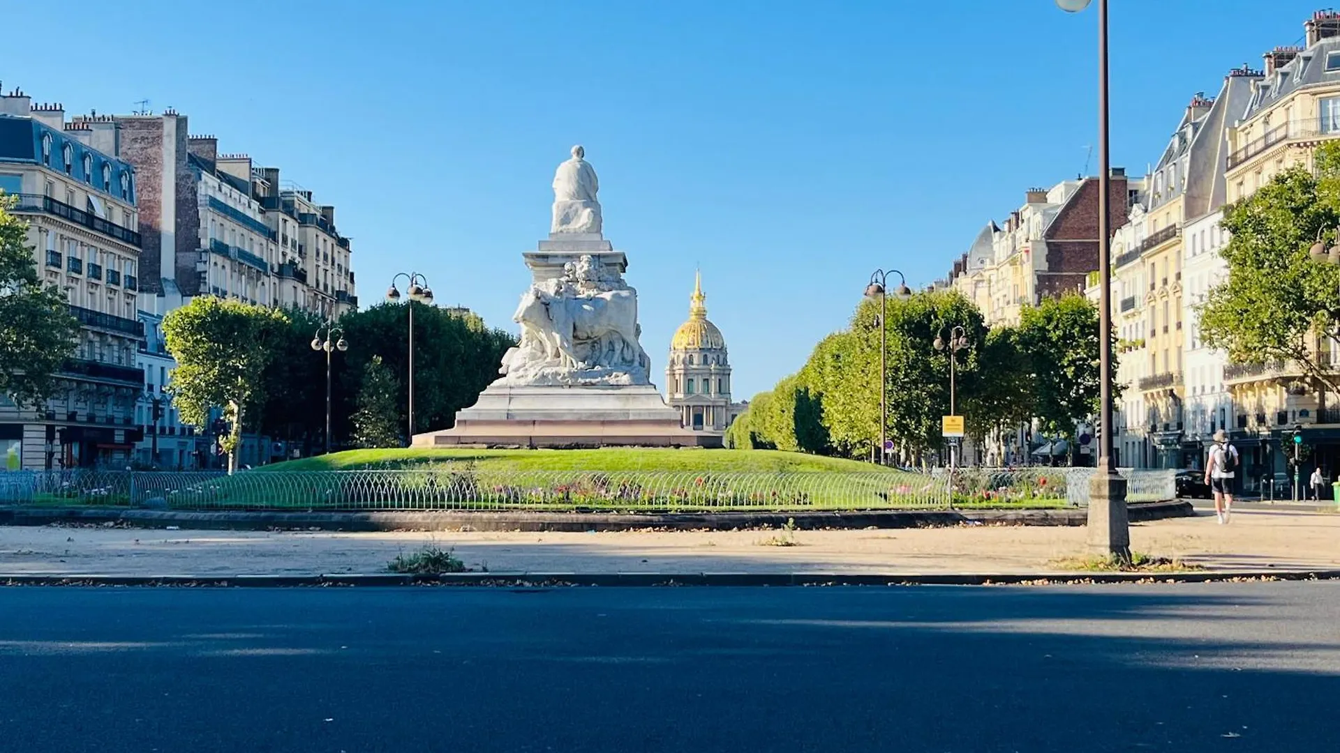 Parisian Elegance With Eiffel Tower View
